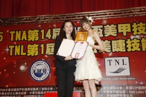 南明奈（右）特別前往台灣領取證書，她也是台灣指甲彩繪美容職業公會首度選出日籍的美甲親善大使