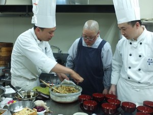 由台灣主廚指導法師製作素食料理