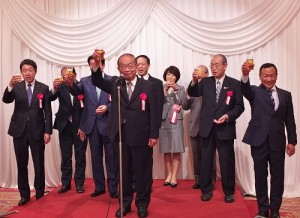 亞東親善協會於5月14日舉辦年度總會,懇親會上有多名國會議員和駐日副代表徐瑞湖(後排左4)等人出席