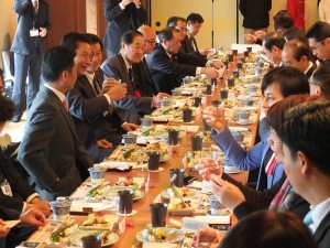 昼食会にて。千葉県産の旬の食材を使った料理を堪能した。