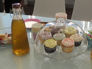 女子会で振る舞われた台湾烏龍茶とマグノリアベーカリーのカップケーキ