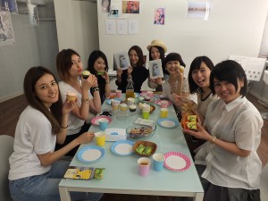 Ruiさん(右3)や東京ガールズコレクションモデルの高松リナさん(左2)、モデルの並木綾子さん(左1)を招いてカメラ女子会を開催