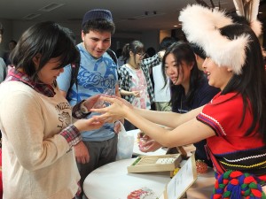 世界各国からの留学生や、早稲田大学生らが参加した。
