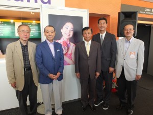 オープニングセレモニーにて。左から参議院の有田芳生議員、テレサの「日本の父」とも呼ばれた舟木稔さん、台北駐日経済文化代表処の陳調和副代表、テレサ兄の鄧長富さん、台湾文化センターの朱文清センター長