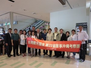 台灣觀光協會會長賴瑟珍(右6)一行人抵達那霸機場