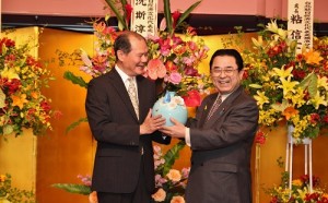 駐處處長粘信士贈送法藍瓷瓷器給前任會長田中和德(右)