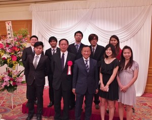 台灣留學生亦受邀到場和台日人士進行交流(前排右3為會長大江康弘、左2為駐日副代表徐瑞湖)