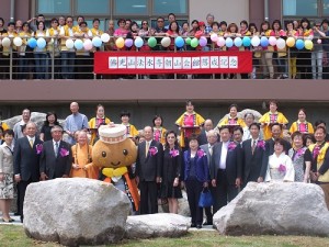 近百人出席參加朝山會館落成活動
