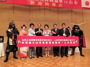 台灣觀光協會賴瑟珍（左３）、駐日代表沈斯淳（左４）和山形縣知事吉村美榮子（右５）與台灣觀光局長謝謂君（右４）等人合影
