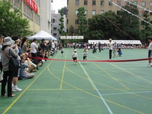 小1和小2的學生進行50公尺賽跑,現場可聽到不絕於耳的加油聲