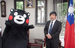 くまモンと台湾福岡弁事処の戎義俊処長(右)