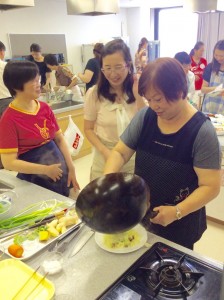 客家料理を協力しながら作る参加者たち