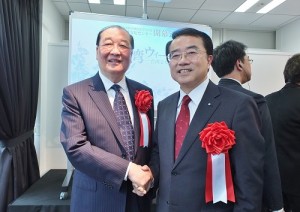 文化部長洪孟啟（左）特別感謝亞東關係協會會長李嘉進（右）專程抵日出席活動
