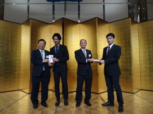 名譽會長王哲男(左)、蔡伸雄(右2)頒發獎學金給近大台灣留學生