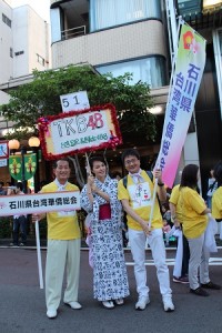 石川縣台灣華僑總會會長陳文筆(右)率領成員參加當地祭典活動,與日本民眾交流