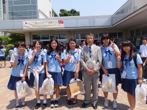 家齊女子高の生徒らと草加高校の木田一彦校長(右3)