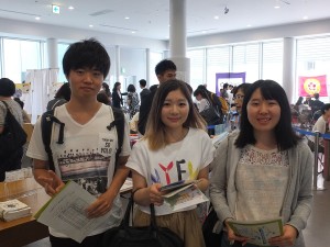 台湾の大学ブースを廻っていた法政大学の学生