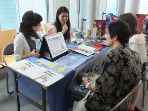 各ブースでは台湾留学について、学費や寮についてなど、詳しく説明された