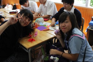 双方の生徒らは教室で折り紙などを用いてコミュニケーションをはかった