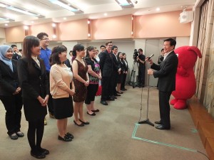 千葉県は１４ヵ国の留学生ら２０人をチーバくん大使に任命した。
