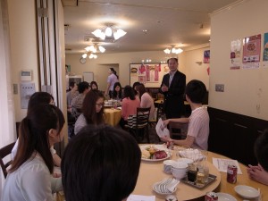 駐橫濱辦事處處長粘信士致詞鼓勵學生認真學習之外，亦需注意國際情勢