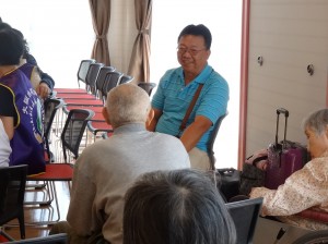 大阪台灣同鄉會會員與在台灣出生的長輩相談甚歡