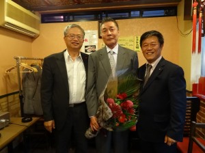 駐大阪辦事處處長蔡明耀(左)與新會長魏禧之(右)、前會長張茂勳(中)