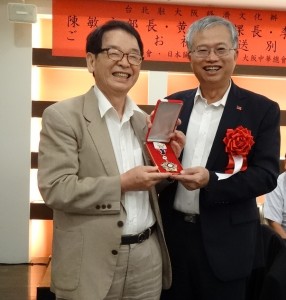 蔡處長頒贈海華榮譽章給大阪中華學校校醫張秋雄 感謝他為僑教熱心奉獻