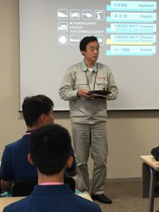 川崎重工車輛企劃本部長岩崎宏治在始業式上致詞勉勵學生用心學習