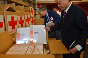 日本援助2,730份人工真皮運抵中華民國紅十字會,該會副會長葉金川(前)開箱查收