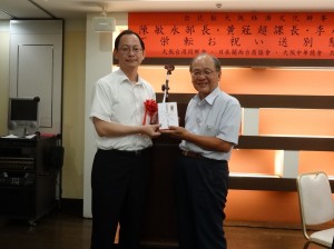 大阪中華總會會長 洪勝信贈文教組秘書黃冠超紀念品 表達謝意