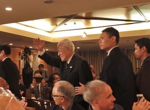 前總統李登輝離開會場時,特別和與會記者揮手致意