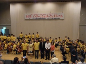 駐處處長粘信士伉儷(左2、4)和宜蘭青少年國樂團成員合影
