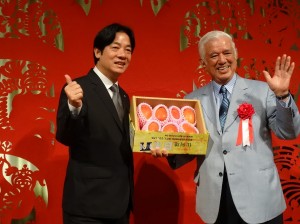 賴市長贈夏日的紅寶石給日本前眾議員中山正暉