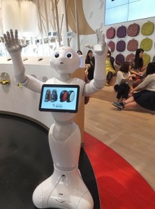 雀巢咖啡館內的機器人設有咖啡商品介紹的內容,讓消費者可以更加了解該家品牌的商品