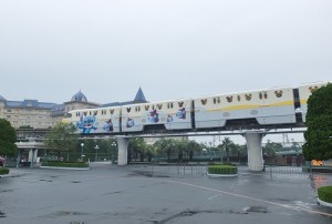 從車站到園區的迪士尼電車也以史迪奇設計