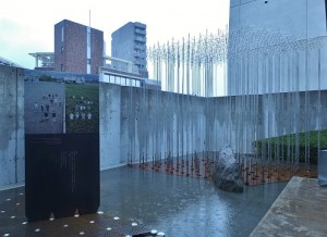 室外展出的大棚架和東京的天際線交錯、串連