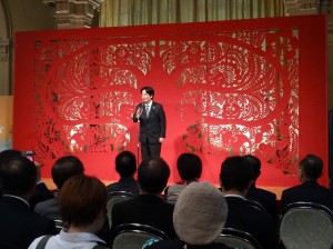 台南市長賴清德在巨幅鳳凰花剪紙前行銷台南