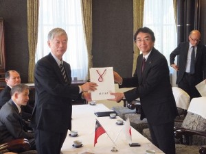 中華經濟研究院董事長梁啟源(左)與神奈川縣副知事黑川雅夫互贈紀念品