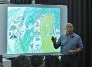 台灣藝術家林舜龍介紹自己在越後妻有大地藝術祭中的創作作品「跨越國境‧村」