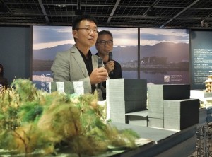 台灣建築師黃聲遠(左)在日展出他和「田中央工作群」在扎根宜蘭的建設(右為中原大學建築系副教授黃俊銘協助擔任翻譯)