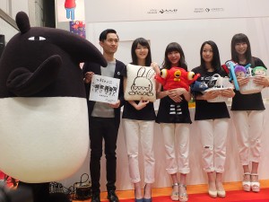 LAIMO（左１）の応援隊として東京女子流が駆けつけた。デザイナーのCherng（左２）からは東京女子流に色紙がプレゼントされた。