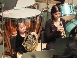 大豊小学校オーケストラとCYCNYは合同で演奏