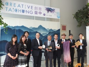 台中から台中文化局の王志誠局長()、台湾天染工坊芸術総監の陳景林氏が来日したほか、同展示会に協力した一級建築士事務所アーキコンプレックスの廣瀬大祐代表、台湾文化センターの朱文清センター長らが出席した。