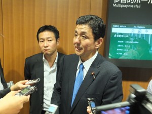 発起人の自民党・岸信夫議員(右)と秋元司議員(左)