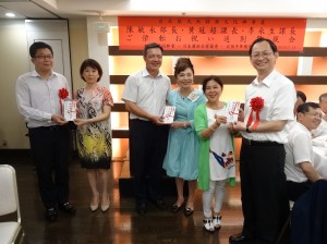 大阪台灣同鄉會會長謝美香(右3)與副會長洪麗華(左2)深小青(右2)贈紀念品感謝三位駐館官員任職期間為僑界服務