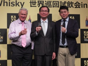 左からKAVALAN主席アドバイザーのジム・スワン氏、金車股份有限公司の李玉鼎社長、KAVALAN主席ブレンダーの張郁嵐氏