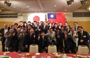 與會賓客和青年部一起合影,展現日本中華聯合總會活力的一面