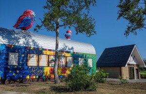 繪本中出現的場景運用在魚板屋的外觀設計,設置在飯山線的土市站旁(照片提供:墨色國際)