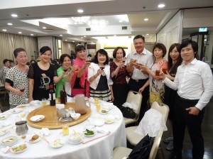 僑務組長陳敏永與大阪台灣同鄉會會員合影